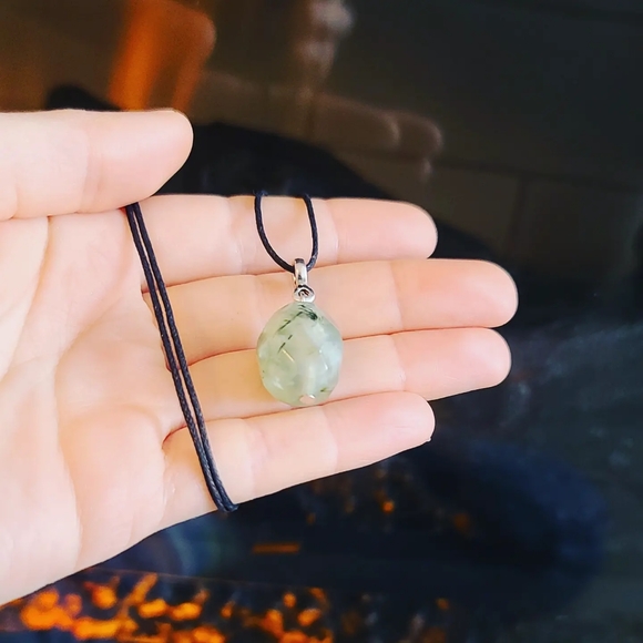 Faceted prehnite Crystal pendant - Picture 4 of 4